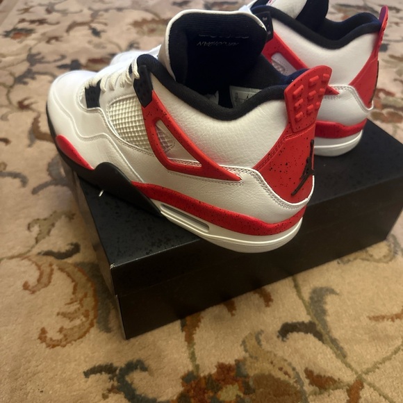 Jordan 4 Retro - Picture 2 of 4